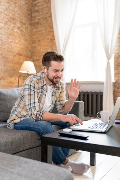 Uomo a casa con videochiamata con la famiglia