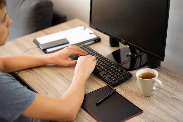 Uomo a casa in quarantena che lavora al computer