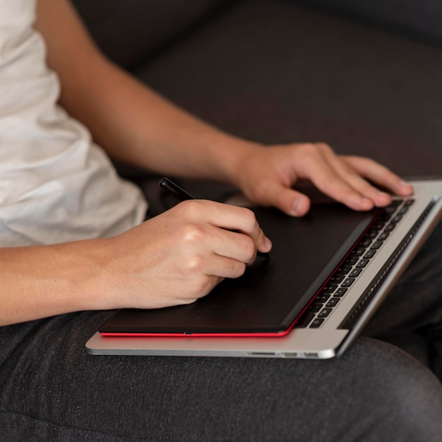 Uomo a casa in quarantena lavora con tablet