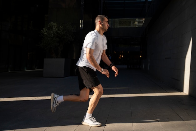 Uomo a figura intera che fa addestramento al parkour