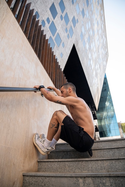 Uomo a figura intera che fa addestramento al parkour