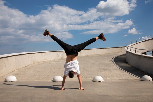 Uomo a figura intera che fa addestramento al parkour