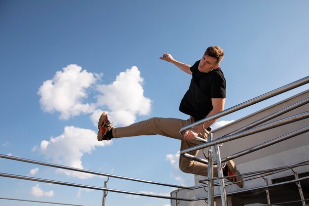 Uomo a figura intera che fa addestramento al parkour