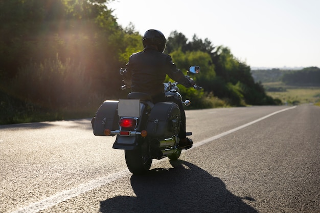 Uomo a figura intera in sella a una moto