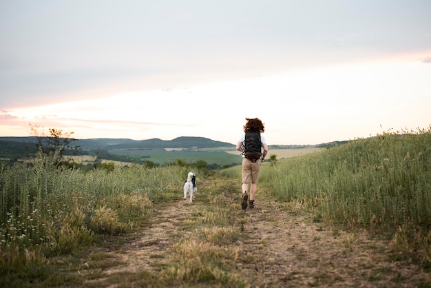 Uomo a lungo raggio che corre con il cane