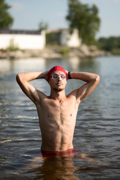 Uomo a metà colpo in piedi nel lago