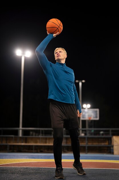 Uomo a pieno campo con palla da basket