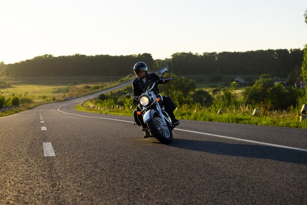 Uomo a tiro lungo in sella a una moto