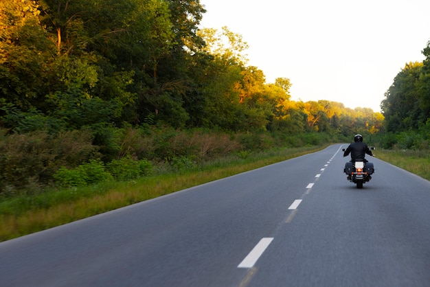 Uomo a tiro lungo in sella a una moto