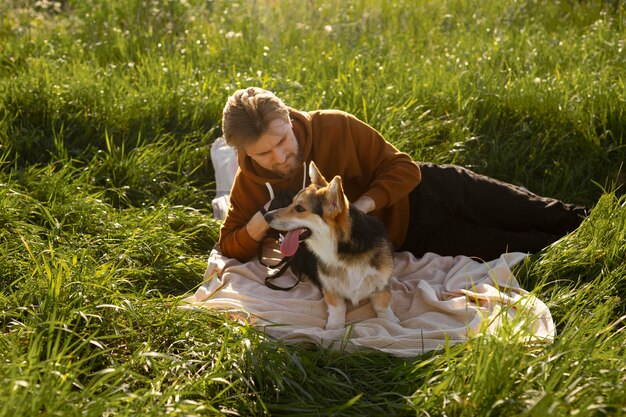 Uomo a tiro medio che accarezza il cane