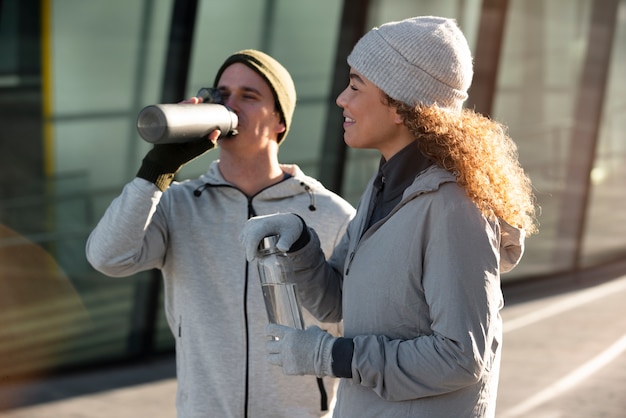 Uomo a tiro medio che beve acqua