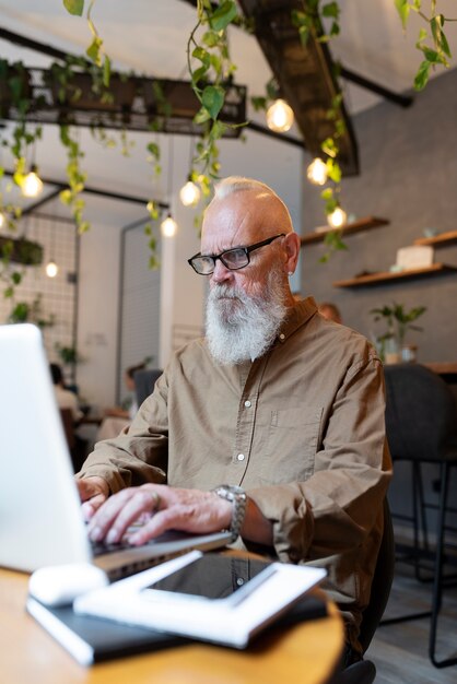 Uomo a tiro medio che digita sul laptop