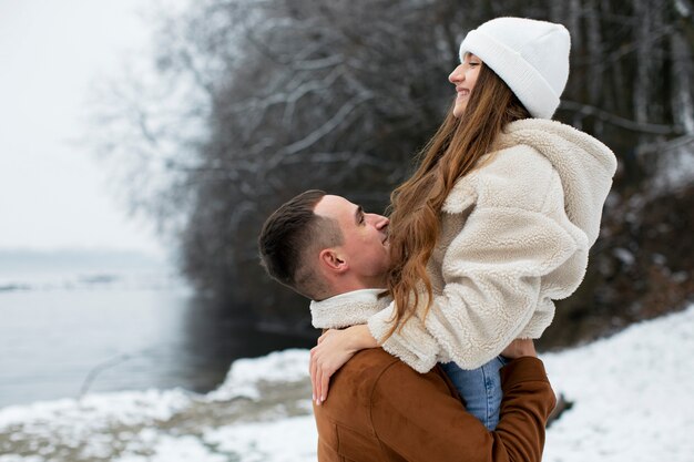 Uomo a tiro medio che sostiene donna