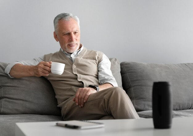 Uomo a tiro medio che tiene tazza