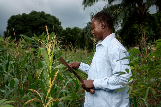 Uomo a tiro medio con attrezzo agricolo