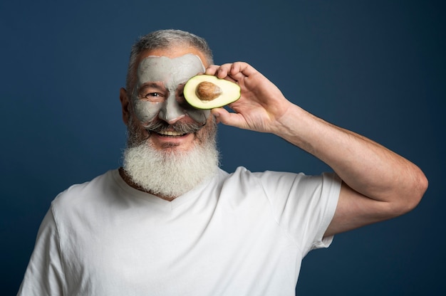 Uomo a tiro medio con avocado