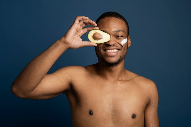 Uomo a tiro medio con avocado