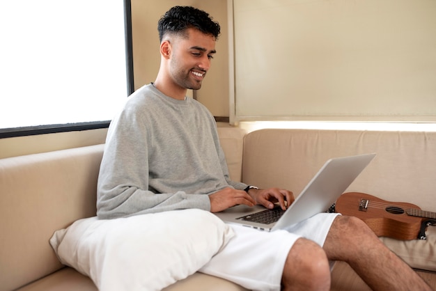 Uomo a tiro medio con laptop