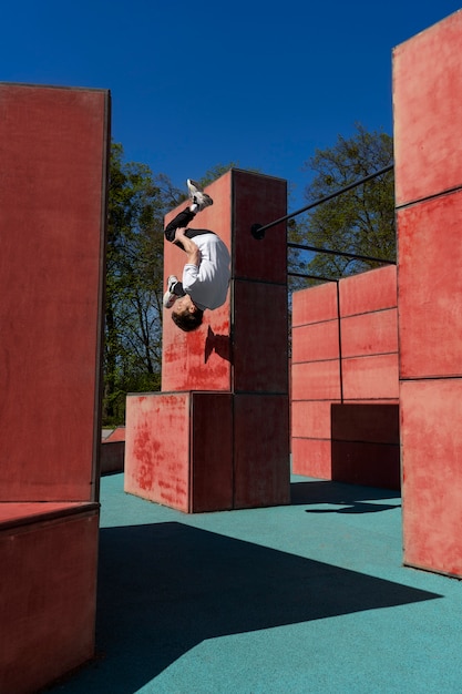 Uomo a tutto campo che fa parkour