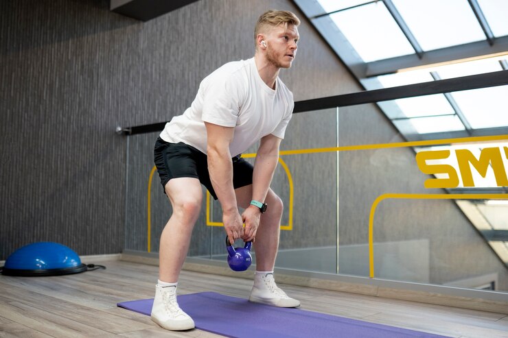 Foto gratuito uomo a tutto campo che lavora con kettlebell