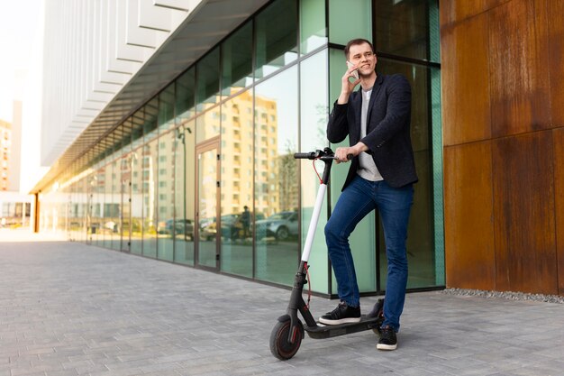 Uomo a tutto campo che parla al telefono