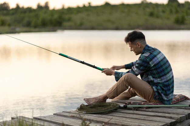 Uomo a tutto campo che pesca da solo