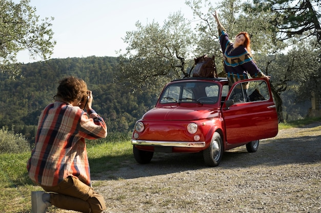 Uomo a tutto campo che scatta foto