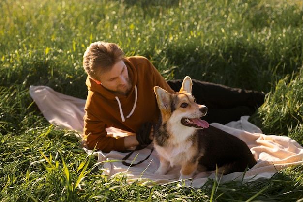 Uomo a tutto campo con cane sulla coperta