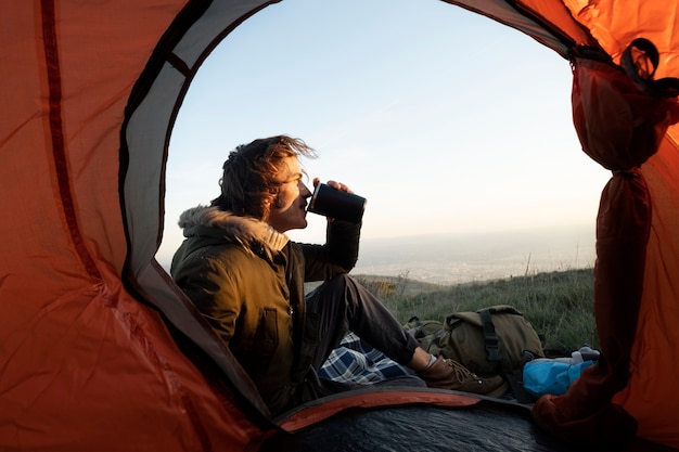 Uomo a tutto campo con drink