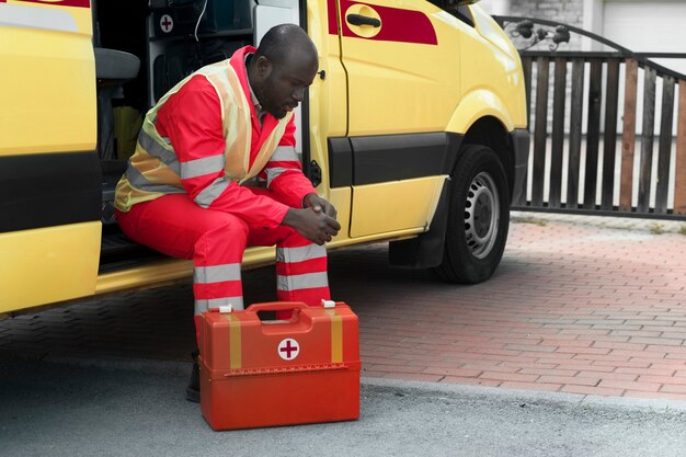 Uomo a tutto campo con kit di emergenza