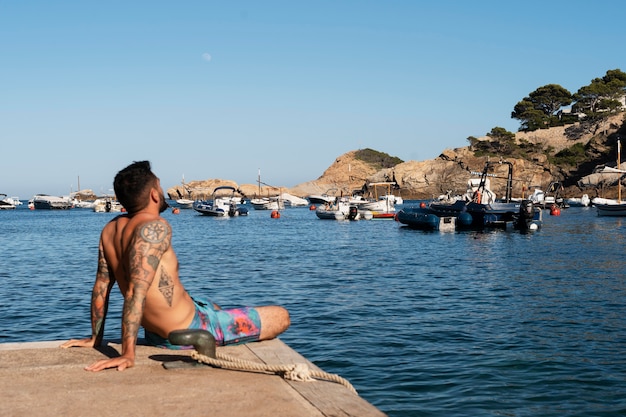 Uomo a tutto campo in riva al mare