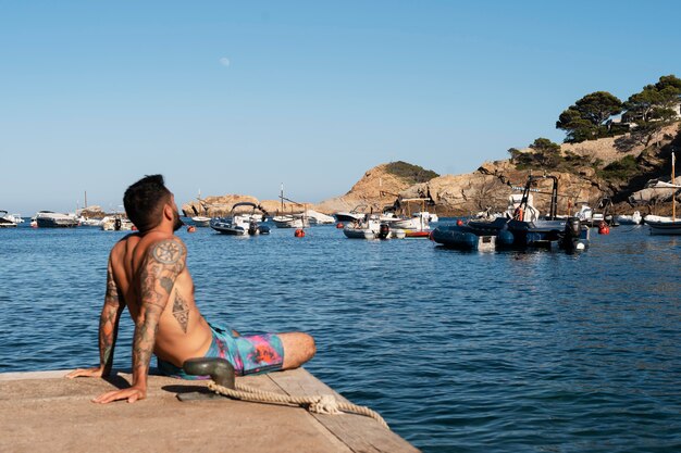 Uomo a tutto campo in riva al mare