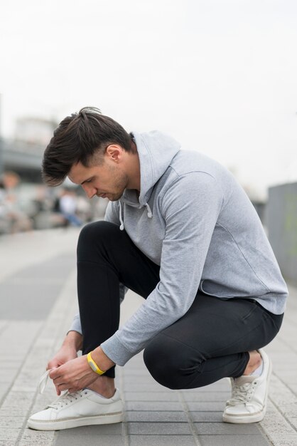 Uomo adulto che si prepara per fare jogging