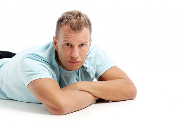 Uomo adulto con una camicia che posa nello studio