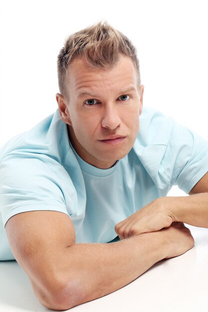 Uomo adulto con una camicia che posa nello studio