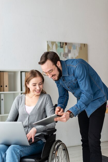 Uomo adulto e donna che lavorano insieme in ufficio