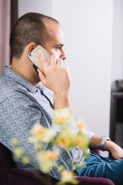 Uomo adulto parlando al telefono