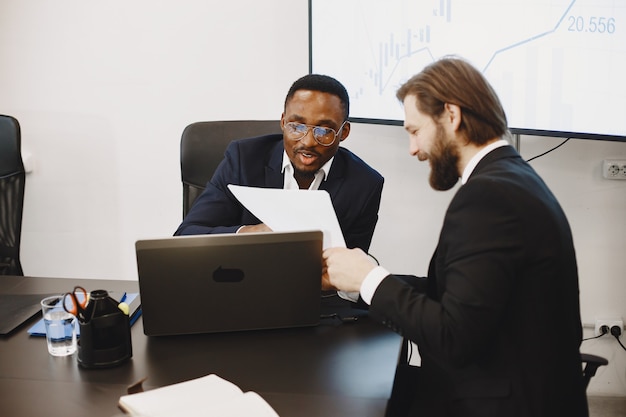 Uomo africano in un abito nero. Partner internazionali.