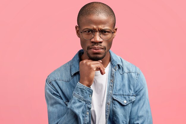 Uomo afro-americano che indossa la camicia di jeans