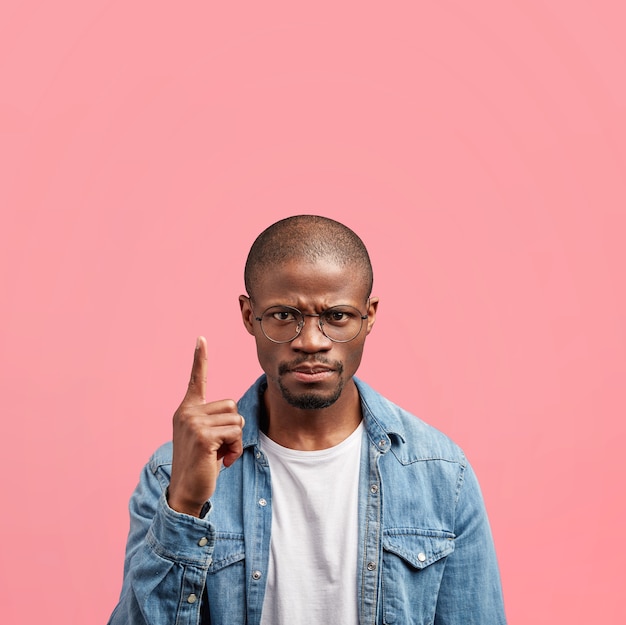 Uomo afro-americano che indossa la camicia di jeans