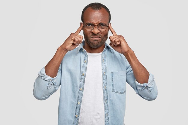 Uomo afro-americano che indossa occhiali rotondi e camicia di jeans