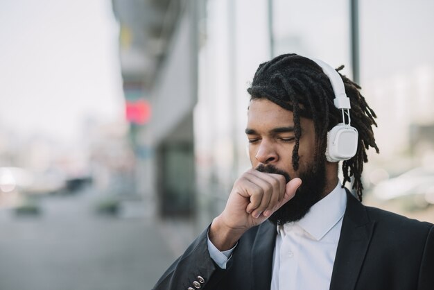 Uomo afroamericano bello che sbadiglia