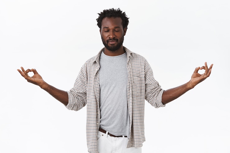 Foto gratuito uomo afroamericano bello paziente e calmo con la barba