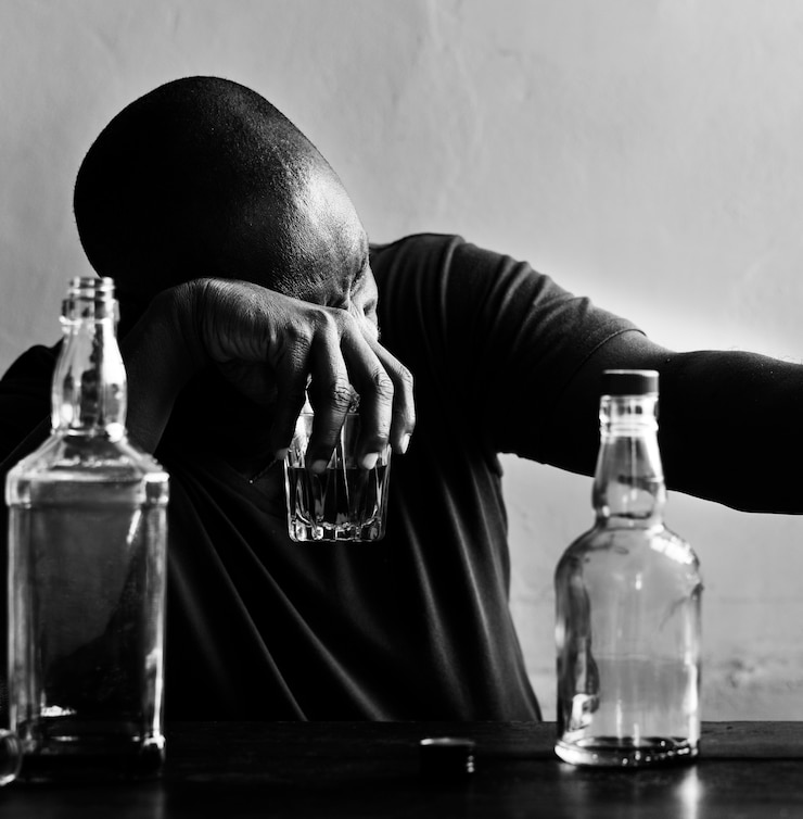 Foto gratuito uomo afroamericano che beve alcolici