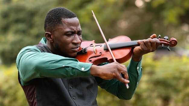 Uomo afroamericano che celebra la giornata internazionale del jazz