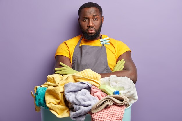 Uomo afroamericano che fa il bucato
