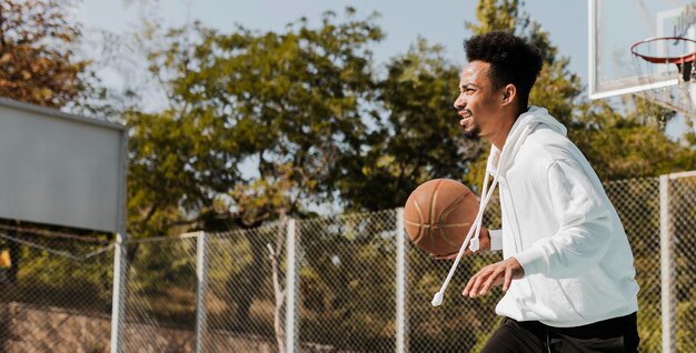 Uomo afroamericano che gioca a basket