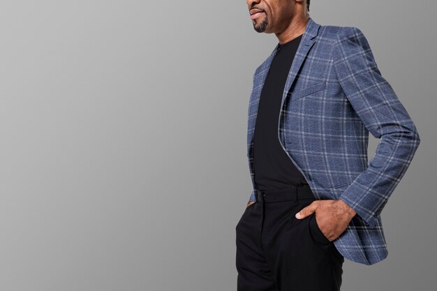 Uomo afroamericano che indossa blazer di flanella per pubblicità di abbigliamento