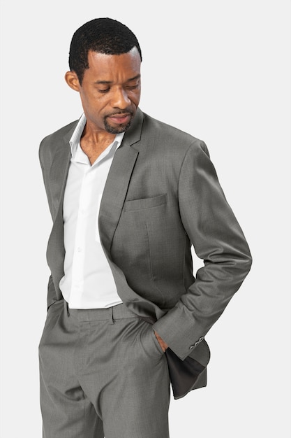Uomo afroamericano che indossa un abito grigio