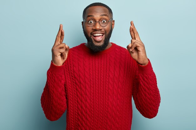 Uomo afroamericano che indossa un maglione rosso